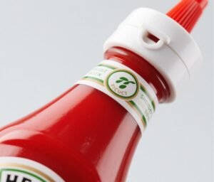 alt="Bližnji posnetek sodobne stekleničke kečapa s pametnim ventilom."