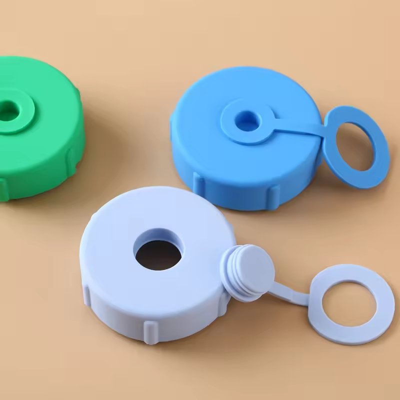 "Installazione del tappo della caraffa d'acqua da 5 galloni sul distributore d'acqua"