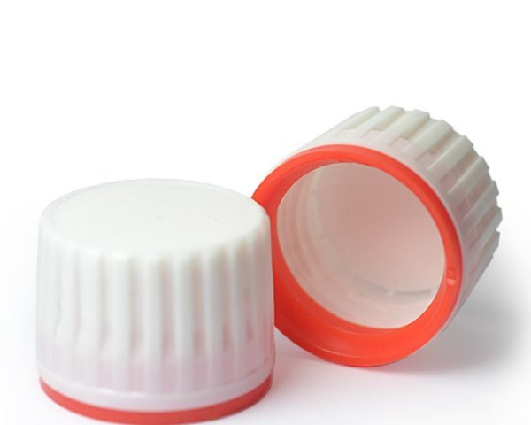 alt="Zaščitni pokrovčki za plastenke, ki jih je mogoče ponarejati, na plastičnih steklenicah"