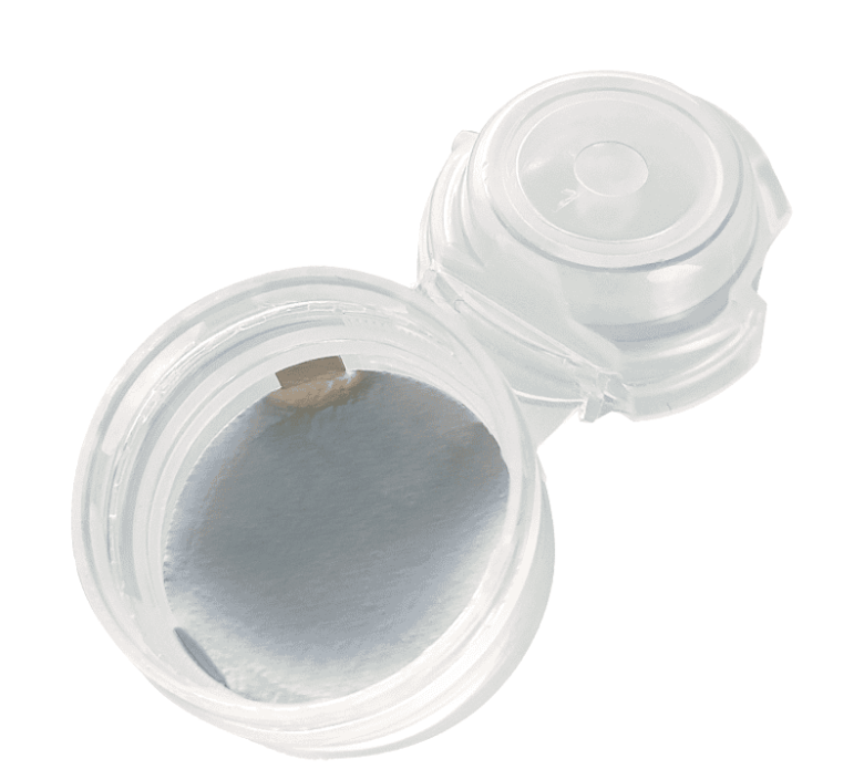 "gros plan d'un bouchon de bouteille de sport avec fermeture flip top 28/410"