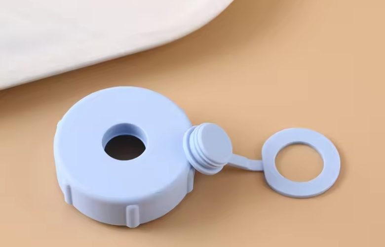 "Primo piano del tappo di ricambio a marchio XUFU per brocca d'acqua da 5 galloni"