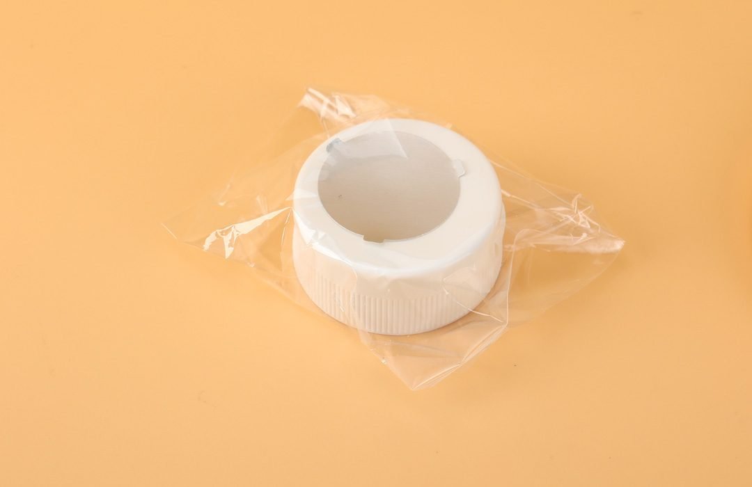 「様々な色のプラスチック製フリップトップ・キャップの詰め合わせ